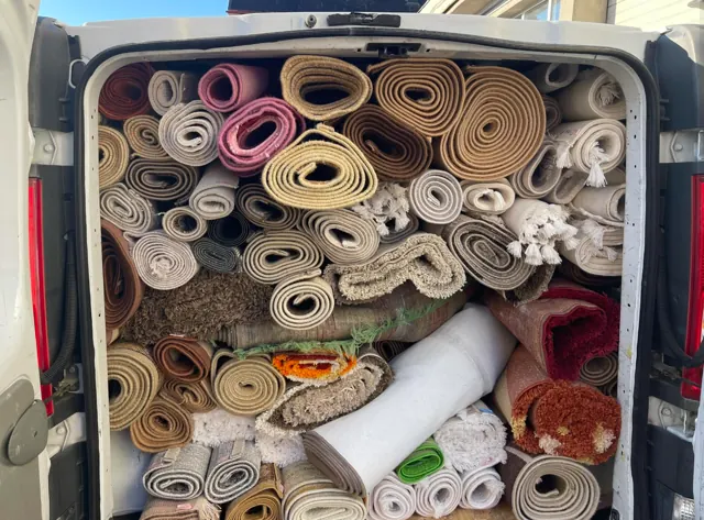 Dubă SuperClean plină cu covoare preluate de la clienți